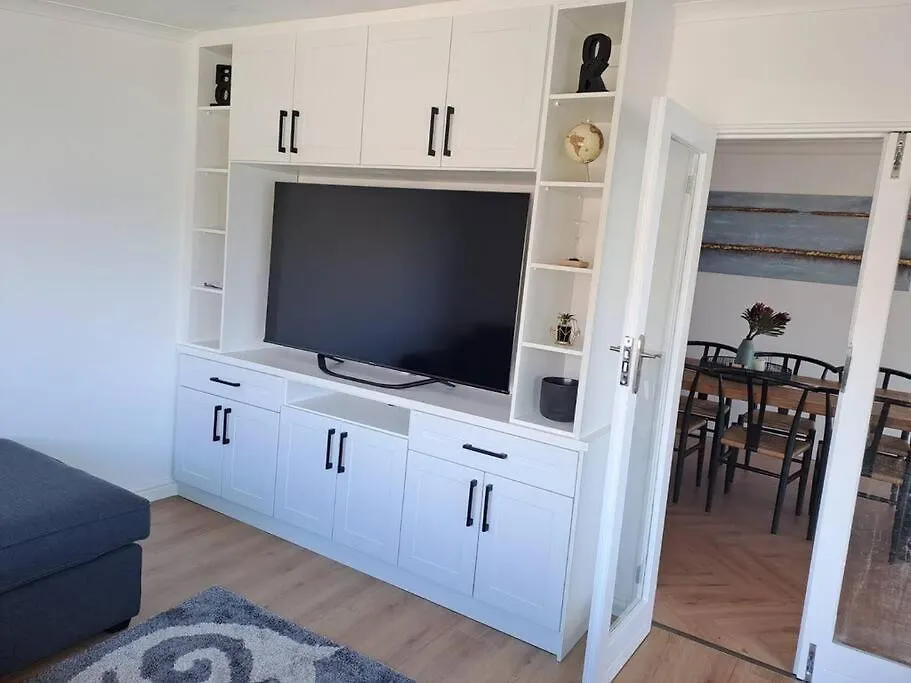 Modern Mountainside Home With Ocean View - Minimal Load Shedding Cape Town Tatil Evi