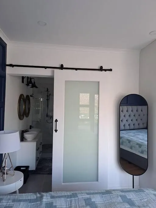 Tatil Evi Modern Mountainside Home With Ocean View - Minimal Load Shedding Cape Town